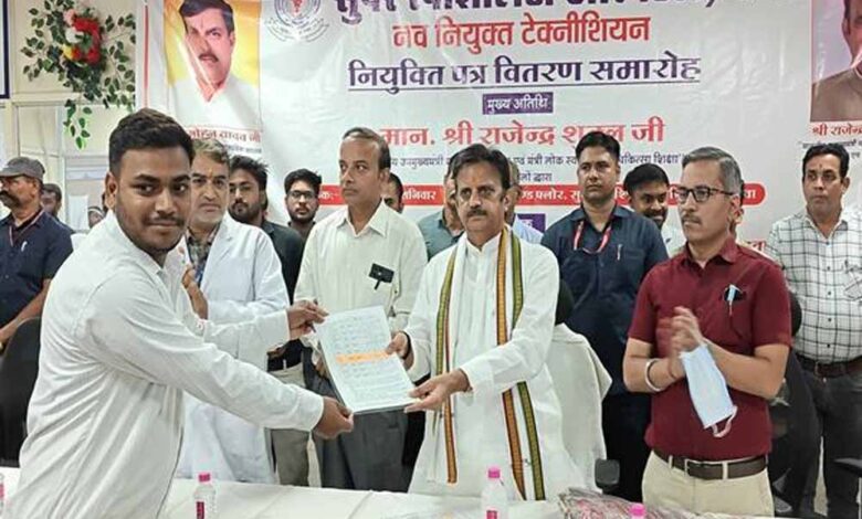 उप-मुख्यमंत्री-शुक्ल-ने-सुपर-स्पेशलिटी-अस्पताल-रीवा-में-नव-नियुक्त-21-कर्मचारियों-को-सौंपे-नियुक्ति-पत्र