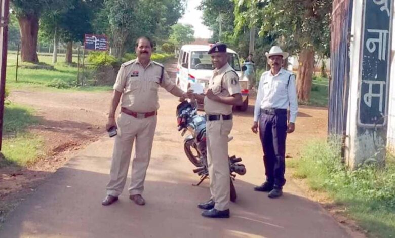 जशपुर-में-यातायात-नियमों-को-तोड़ना-अब-पुलिस-वालों-को-भी-पड़ा-भारी,-12-अधिकारी-कर्मचारियों-का-कटा-चालान