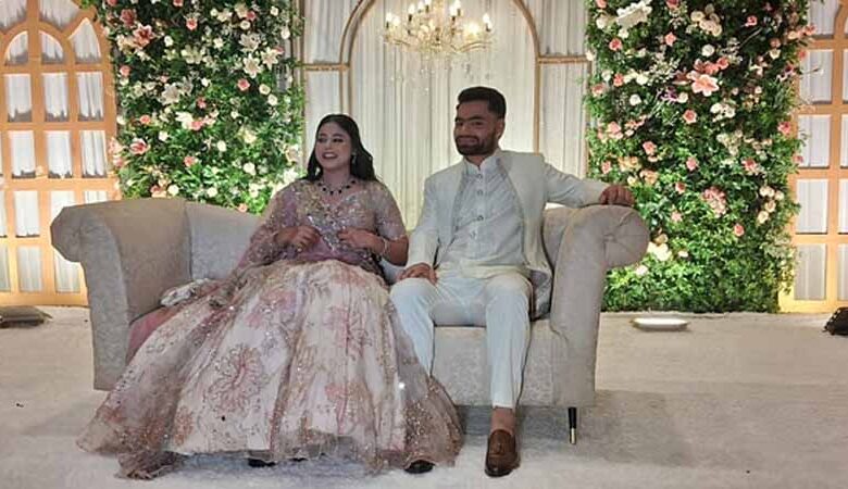 रिंकू-सिंह-और-प्रिया-सरोज-की-हुई-सगाई,-पिंक-लहंगे-में-प्रिया-तो-सिल्वर-शेरवानी-में-नजर-आए-रिंकू-सिंह
