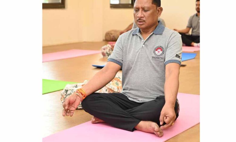 मुख्यमंत्री-विष्णु-देव-साय-ने-चिंतन-शिविर-2.0-के-दूसरे-दिन-योग-से-की-दिन-की-शुरुआत