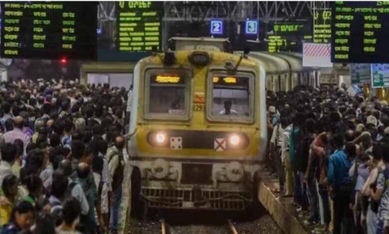 ठाणे-के-मुंब्रा-रेलवे-स्टेशन-पर-चलती-ट्रेन-से-गिरे-कई-यात्री,-चार-लोगों-की-मौतों-की-आशंका