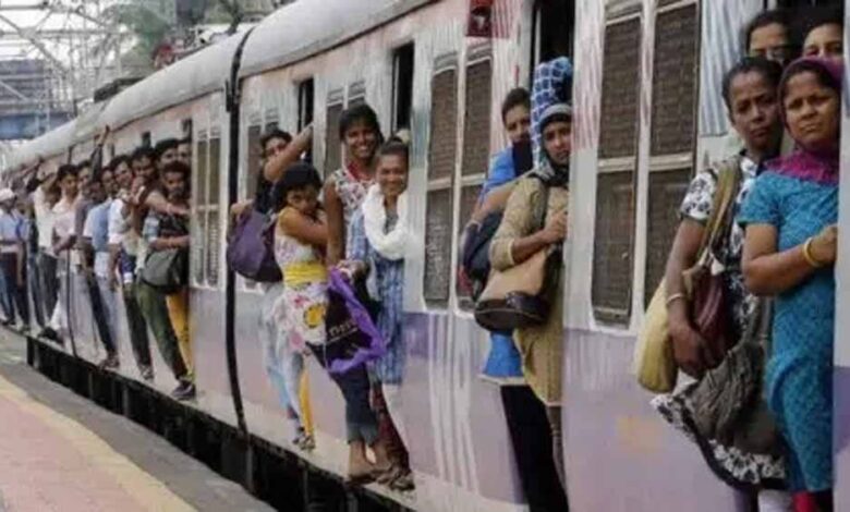 मुंबई-की-लोकल-ट्रेनों-में-यात्रा-करने-वालों-के-लिए-एक-राहतभरी-खबर,-अब-बदलेंगी-लोकल-ट्रेनें,-मेट्रो-जैसी-होगी-गेट