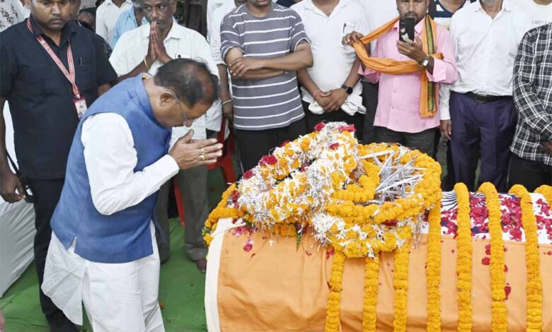 मुख्यमंत्री-विष्णु-देव-साय-ने-शहीद-एएसपी-श्री-आकाश-राव-गिरपुंजे-के-निवास-पहुंचकर-दी-श्रद्धांजलि