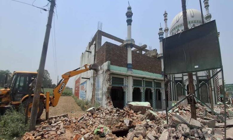 उत्तर-प्रदेश-में-अवैध-मस्जिद,-और-दरगाहों-पर-एक्शन-जारी,-सड़क-पर-बनी-अवैध-मस्जिद-चला-योगी-का-बुलडोजर