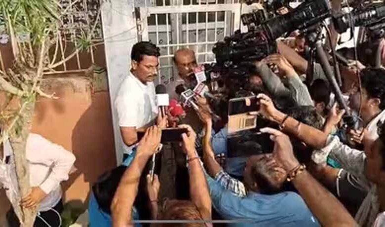 सोनम-से-मिलने-भाई-पहुंचा-गाजीपुर,-कहा-अगर-बहन-दोषी-हो-तो-फांसी-दे-दो,-मेघालय-पुलिस-का-हो-रहा-इंतजार