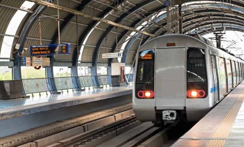 दिल्ली-के-इस-मेट्रो-स्टेशन-पर-अचानक-लग-गई-आग,-ट्रेनों-की-आवाजाही-पर-पड़ा-असर,-अब-स्थिति-सामान्य