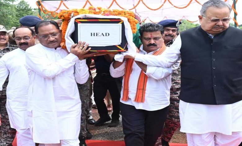 रायपुर-:-मुख्यमंत्री-ने-शहीद-एएसपी-श्री-आकाश-राव-गिरपुंजे-को-दी-श्रद्धांजलि:-पार्थिव-शरीर-को-कंधा-देकर-दी-अंतिम-विदाई