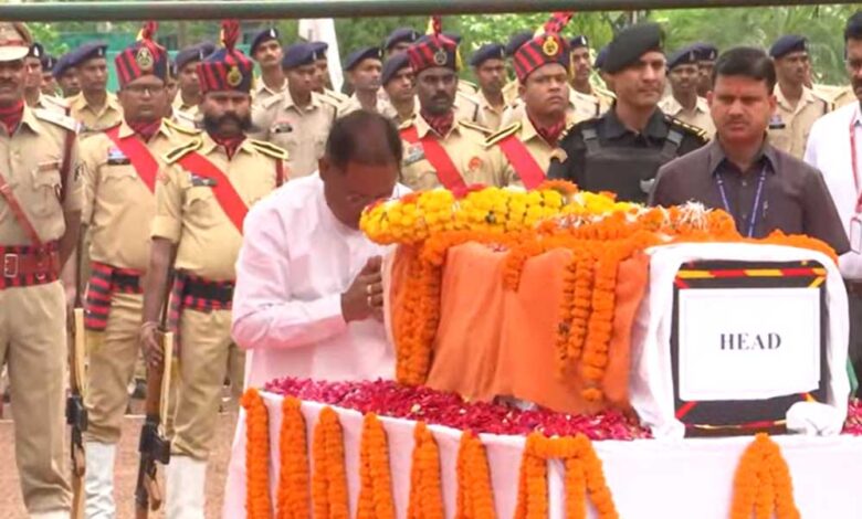 राजकीय-सम्मान-के-साथ-शहीद-asp-आकाश-गिरपुंजे-का-हुआ-अंतिम-संस्कार-,-सीएम-विष्णुदेव-साय-ने-दी-अंतिम-श्रद्धांजलि