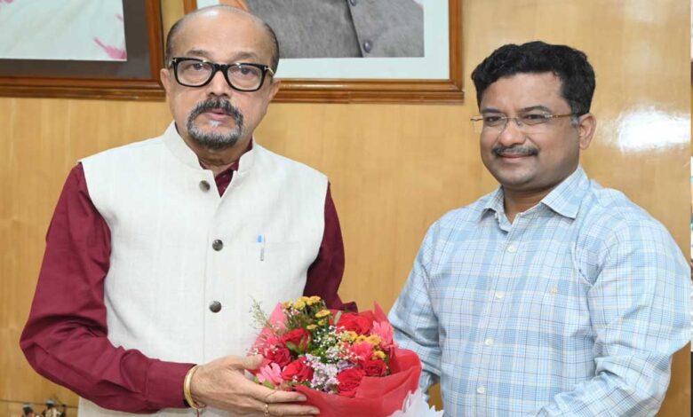 रायपुर-:-राज्यपाल-डेका-से-आदिम-जाति-विभाग-के-प्रमुख-सचिव-श्री-बोरा-ने-की-सौजन्य-भेंट