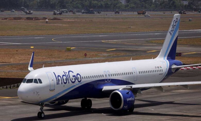 प्रयागराज-से-बेंगलुरु-जा-रही-indigo-की-फ्लाइट-के-अंदर-यात्रियों-को-आई-पेट्रोल-जैसी-गंध,-टेकऑफ-से-पहले-रद्द-हुई-उड़ान