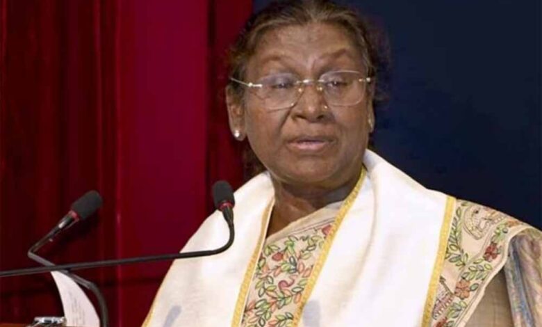 मुख्यमंत्री-योगी-बिना-थके,-बिना-रुके-कार्य-कर-रहे-हैं,-डॉक्टर-व-नर्स-को-भी-ऐसा-ही-बनना-होगाः-राष्ट्रपति