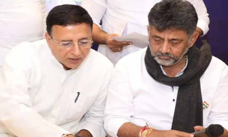 cm-बदलने-की-अटकलों-पर-विराम:-सुरजेवाला-ने-डीके-शिवकुमार-को-बगल-में-बैठाकर-दे-दी-दो-टूक