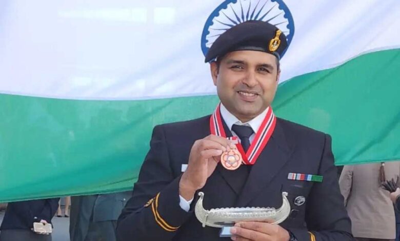भारतीय-नौसेना-अधिकारी-ओमकार-सिंह-ने-वर्ल्ड-मिलिट्री-शूटिंग-चैंपियनशिप-में-पुरुष-वर्ग-में-सर्वश्रेष्ठ-पिस्टल-शूटर-का-पुरस्कार-जीता