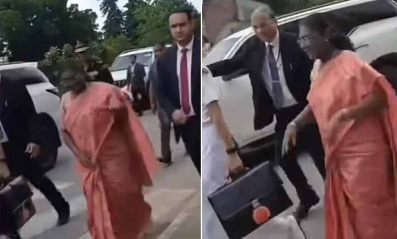 लोकार्पण:-राष्ट्रपति-द्रौपदी-मुर्मू-का-काफिला-जनता-के-उत्साह-ने-रोका,-पैदल-चलकर-स्वीकार-किया-अभिवादन