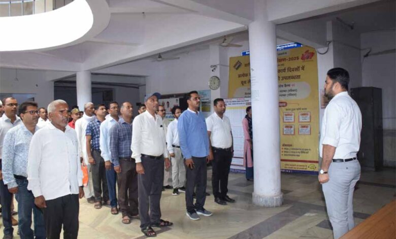 कलेक्ट्रेट-कार्यालय-में-माह-के-पहले-दिवस-वंदेमातरम-का-गायन-हुआ