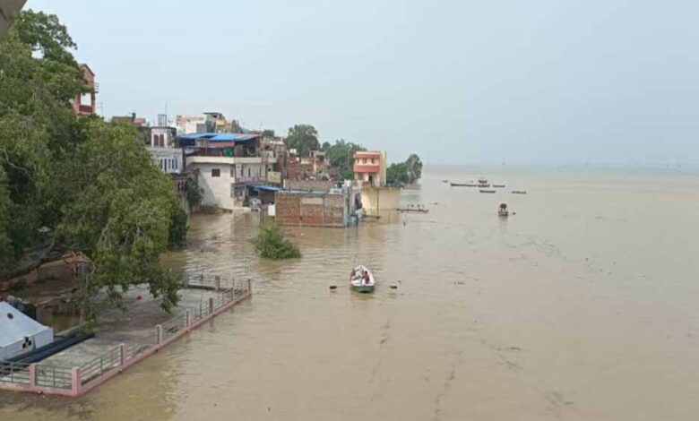 भारी-बारिश-में-मकान-ढहने-से-महिला-की-मौत,-गंगा-नदी-का-जलस्तर-खतरे-के-निशान-के-करीब