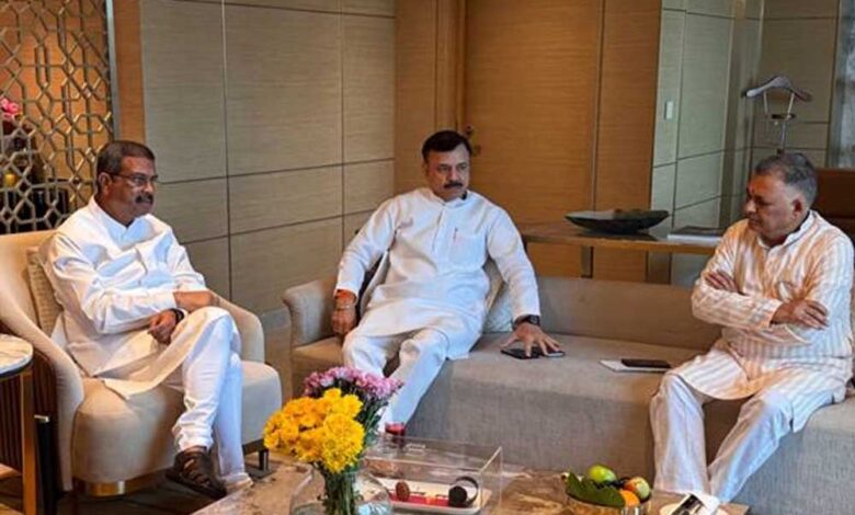 केंद्रीय-शिक्षा-मंत्री-प्रधान-के-साथ-उच्च-शिक्षा-मंत्री-परमार-की-चर्चा