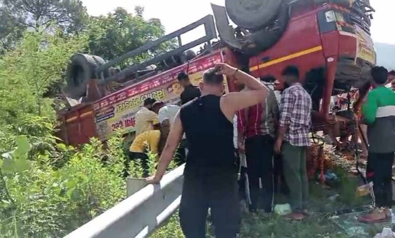 ऋषिकेश-गंगोत्री-हाईवे-पर-कांवड़ियों-से-भरा-ट्रक-पलटा,-3-की-मौत,-16-घायल