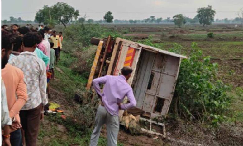 मजदूरों-से-भरी-तेज-रफ्तार-पिकअप-वाहन-हादसे-का-शिकार,-21-घायल,-3-गंभीर