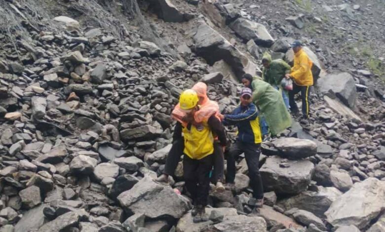 भारी-बारिश-से-केदारनाथ-यात्रा-रोक-दी-गई,-मुनकटिया-स्लाइडिंग-जोन-में-भूस्खलन-से-रास्ता-बंद
