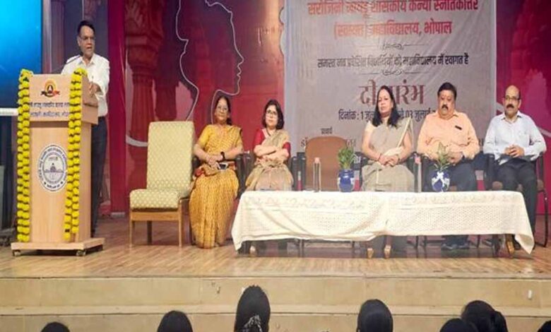 नव-प्रवेशित-छात्राओं-का-भारतीय-परम्परानुसार-हुआ-स्वागत