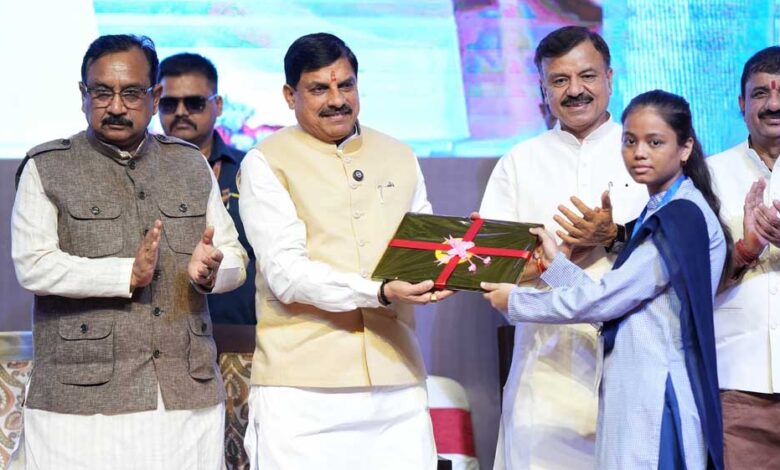 CM यादव ने राज्य के 94,234 मेधावी छात्रों को लैपटॉप खरीदने के लिए 25-25 हजार रुपए की सहायता राशि उनके बैंक खातों में की ट्रांसफर