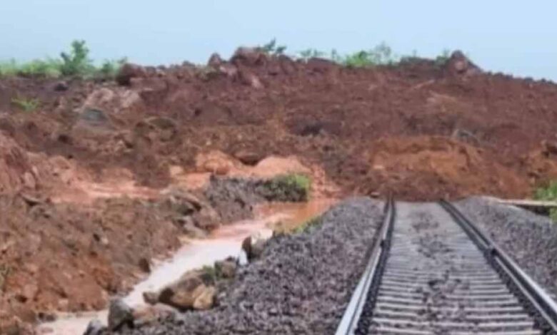 भूस्खलन से किरंदुल-विशाखापत्तनम रेल लाइन ठप, तीन दिन से जगदलपुर में खड़ी ट्रेनें-मालगाड़ियां