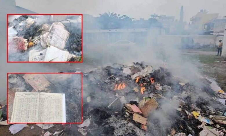 खैरागढ़-स्थित-सरकारी-स्कूल-में-बड़ी-लापरवाही-उजागर,-किताबें,-रजिस्टर-समेत-कई-दस्तावेज-बिना-अनुमति-जलाए