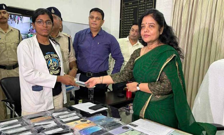 जीआरपी-ने-75-लोगों-को-लौंटाएं-उनके-मोबाइल