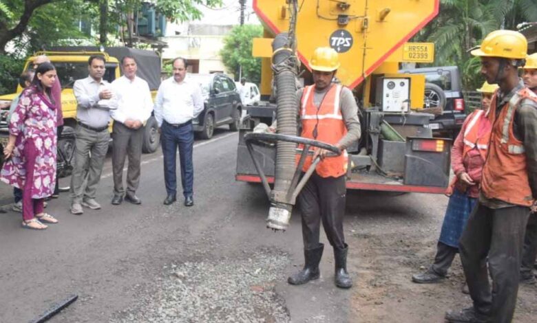 भोपाल में जैट पेचर तकनीक से सड़कों के गड्ढे भरने के कार्य का प्रदर्शन