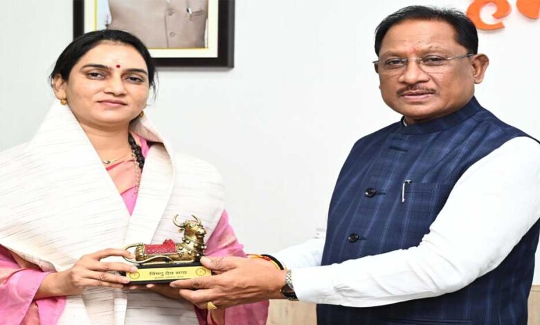 रायपुर-:-मुख्यमंत्री-विष्णु-देव-साय-ने-वॉटर-वुमन-शिप्रा-पाठक-का-किया-सम्मान