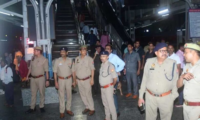 छत्तीसगढ़-संपर्क-क्रांति-ट्रैन-में-बम-की-सूचना-से-मचा-हड़कंप,-झांसी-में-ट्रेन-खाली-कर-की-ली-गई-तलाशी