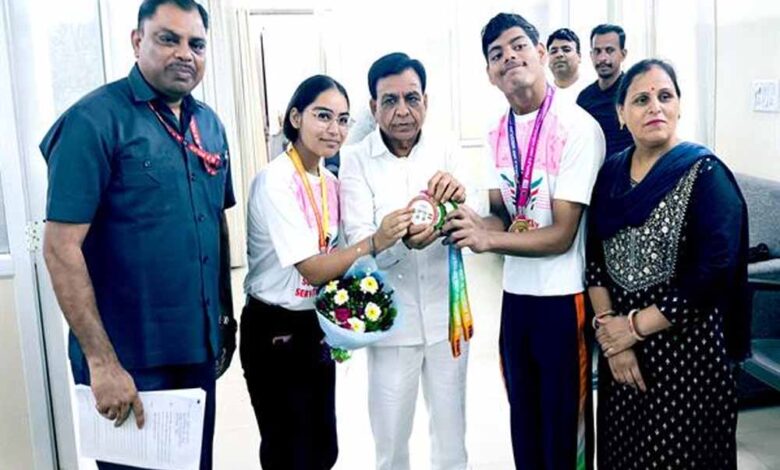 उप-मुख्यमंत्री-देवड़ा-से-मिले-नेशनल-चैम्पियनशिप-विजेता-आर्म-रेसलर-भाई-बहन-रोहित-और-खुशी