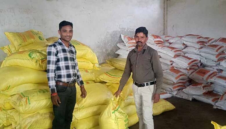 सहकारी-समितियों-के-माध्यम-से-किसानों-को-उपलब्ध-कराया-जा-रहा-बीज-और-उर्वरक