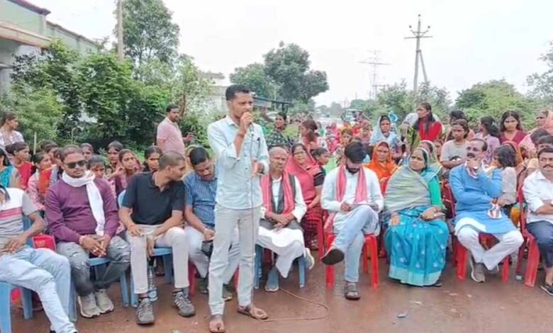 स्कूल-शिक्षिका-को-हटाने-की-मांग-को-लेकर-ग्रामीणों-ने-नेशनल-हाइवे-पर-किया-चक्काजाम