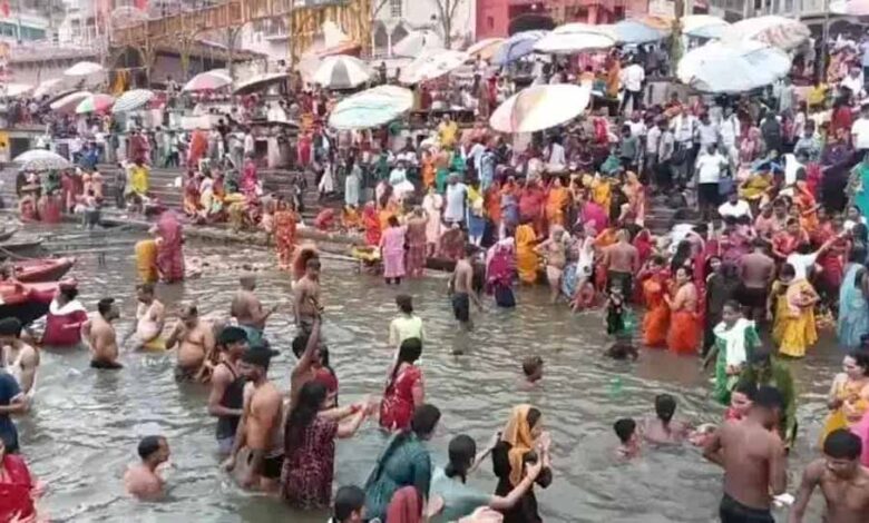 देवशयनी-एकादशी:-काशी-में-गंगा-स्नान-के-लिए-उमड़े-श्रद्धालु,-लगाई-आस्था-की-डुबकी