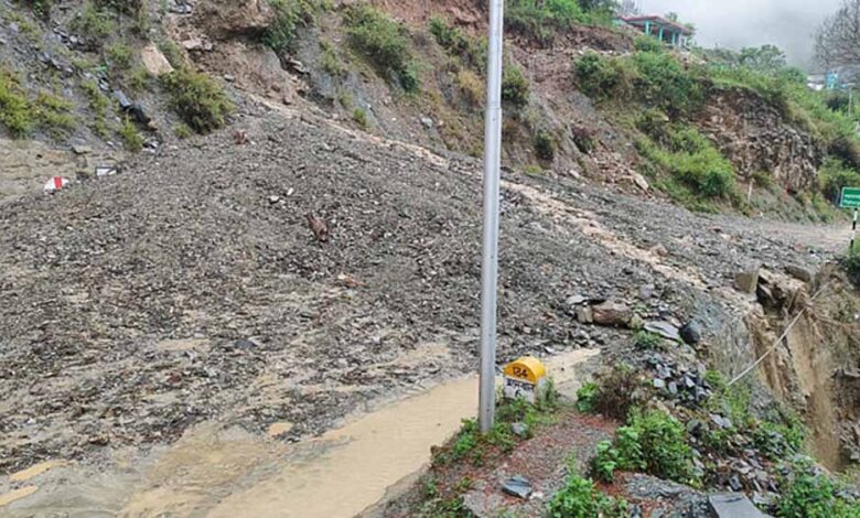 प्रदेश-में-भारी-बारिश-के-चलते-मुख्य-राष्ट्रीय-राजमार्गों-के-साथ-ही-कई-सड़कें-भी-बंद
