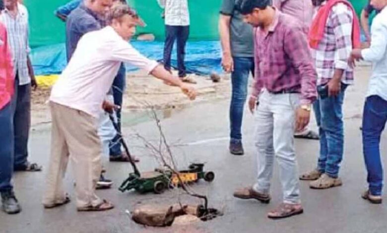बारिश-से-निर्माण-कार्यो-की-खुली-पोल,-अचानक-धंस-गई-लिंक-रोड-की-सड़क,-तेज-रफ्तार-कार-का-चक्का-फंसा