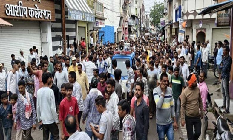 सैलाना-में-मोहर्रम-के-जुलूस-के-दौरान-हिंदू-राष्ट्र-का-बैनर-जलाने-का-वीडियो-वायरल,-तनाव…-बाजार-बंद,-पुलिस-तैनात