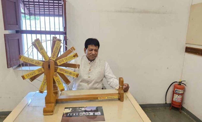 आष्टा-विधायक-ने-गांधीनगर-के-इस्कॉन-मंदिर-में-भगवान-कृष्ण-के-दर्शन-कर-गौमाता-का-किया-पूजन