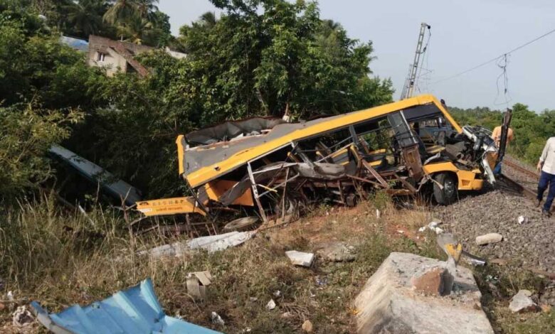 तमिलनाडु-में-रेलवे-ट्रैक-पार-कर-रही-स्कूल-वैन-को-ट्रेन-ने-मारी-टक्कर,-दो-बच्चों-की-दर्दनाक-मौत