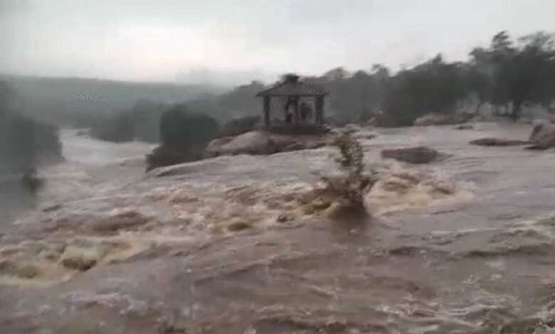 कोरबा-में-वाटरफॉल-में-सेल्फी-लेने-गए-5-युवक-युवतियां-फंसे,-रस्सी-के-सहारे-रेस्क्यू-कर-बचाया
