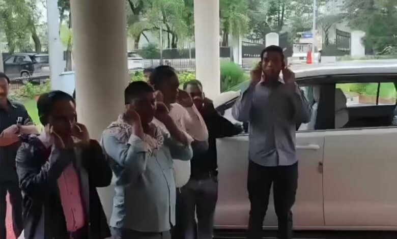 कवर्धा-में-कलेक्टर-गोपाल-वर्मा-ने-देर-से-आने-वाले-कर्मचारियों-को-कान-पकड़कर-उठक-बैठक-लगवाई