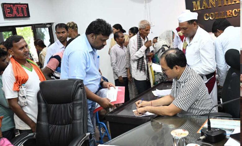 कलेक्टर-ने-जनदर्शन-में-सुनी-लोगों-की-समस्याएं