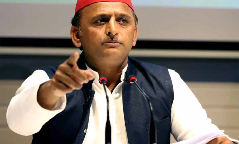 अखिलेश-से-मिलकर-पुलिस-पर-लगाया-था-रिश्वत-का-आरोप,-अब-खुद-फंसा;-पिता-ने-ही-खोली-पोल