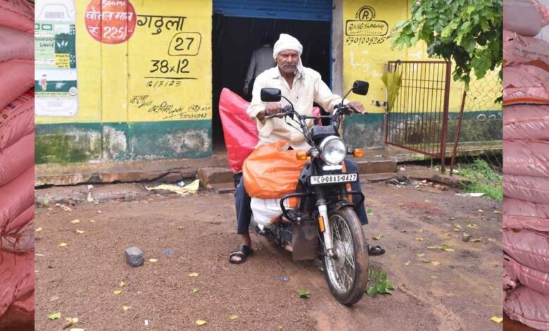 पर्याप्त-मात्रा-में-किसानों-को-मिल-रहा-खाद-एवं-बीज
