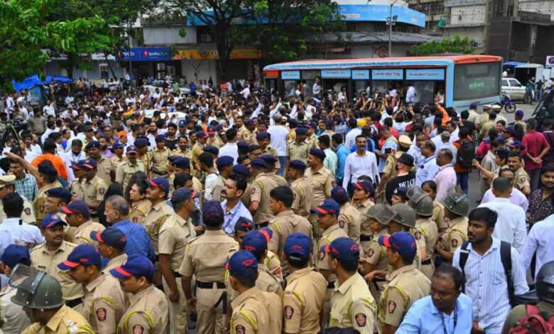 मुंबई-में-मराठी-के-समर्थन-में-सड़कों-पर-उतरा-हुजूम,-मंत्री-को-दौड़ाया-गया