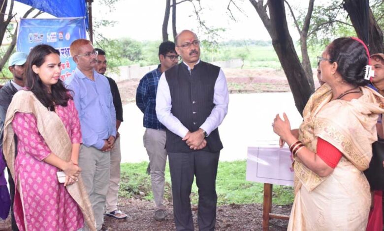 रायपुर : भारत सरकार के अतिरिक्त सचिव ग्रामीण विकास मंत्रालय ने राजनांदगांव में आजीविका, जल संरक्षण और उद्यमिता कार्यों का किया निरीक्षण