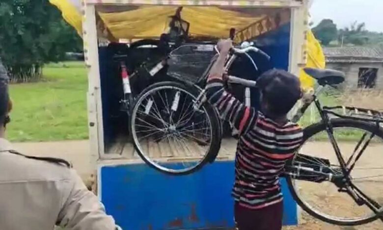 सिंगरौली-जिले-में-प्रिंसिपल-ने-तो-हद-ही-कर-दी!-स्कूल-से-चुरा-ली-23-साइकिलें,-पुलिस-ने-छापा-मार-की-बरामद