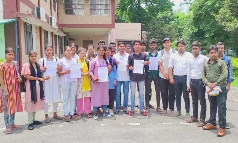 सैकड़ो-की-संख्या-में-अनुसूचित-जाति-जनजाति-युवा-छात्र-संगठन-के-लोगों-ने-पुलिस-अधीक्षक-कार्यालय-पहुंचकर-सौंपा-ज्ञापन